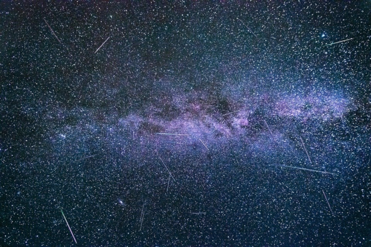 Eine Langzeitbelichtung der Perseiden. Im Hintergrund ein Nebenast der Milchstraße.